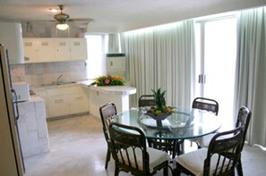 Quarto premier, 2 quartos, cozinha, na torre | Cozinha americana privada | Talheres/pratos/utensílios de cozinha