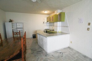 Habitación senior, 2 habitaciones | Cocineta privada | Utensilios de cocina 