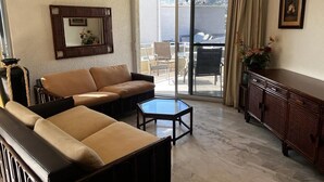 خزنة داخل الغرفة ومساحة عمل للكمبيوتر المحمول وستائر تعتيم