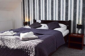 Phòng đôi hoặc 2 giường đơn Deluxe | Trang trí khác biệt, bàn, khu vực làm việc phù hợp cho laptop 