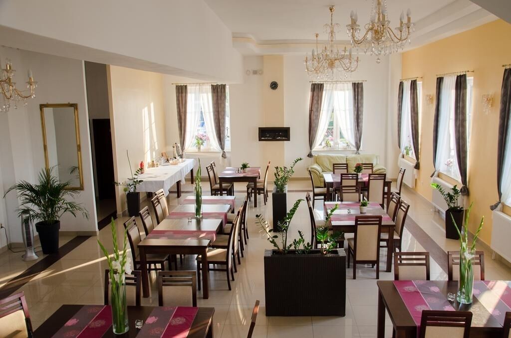 Daily continental breakfast (PLN 50 per person)