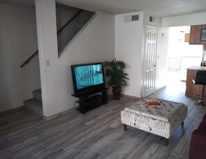 TV, fireplace - Tempe Townhouse walking distance to ASU/Mill Ave & 5 min from Sky Harbor Airport (Tempe)