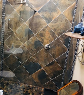 Baignoire et douche séparées, douche à « effet pluie »