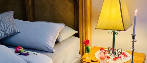 1 soverom, dundyner, senger med overmadrass og safe på rommet