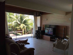 TV, DVD player, pebolim