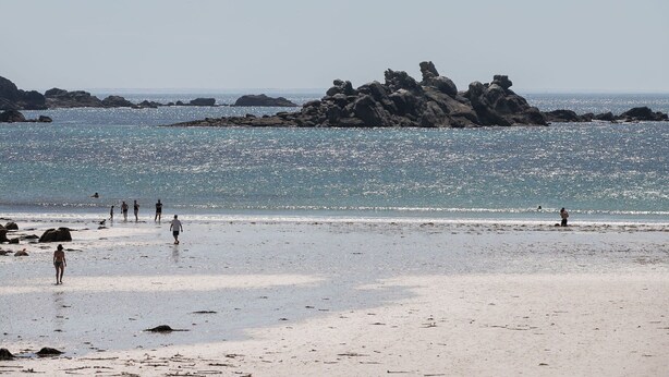 A beach with rocky formations and clear blue water. - Stunning private villa for 4 people with WIFI, TV and pets allowed (Le Vourch)