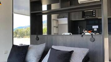Un dormitorio moderno con una cama grande, una estantería empotrada y una lámpara colgante.