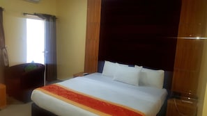 Egyptian cotton sheets, premium bedding, down duvets, minibar - Blue Springs Hotel (Abuja)
