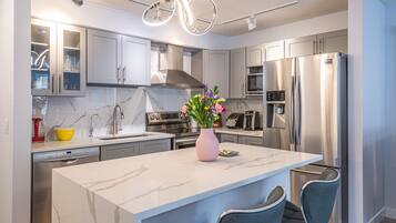 Luxury Suite, Kitchen | Private kitchen | Fridge, microwave, stovetop, dishwasher
