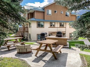 BBQ/picnic area - Banff Boundary Lodge-Mountain View Condo (Harvie Heights)