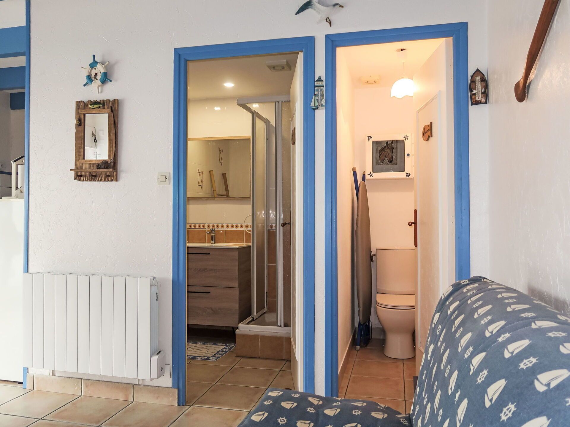Une pièce comprenant un lit, une salle de bain et un petit coin cuisine.