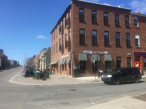 Un immeuble en briques abritant un café et un restaurant au rez-de-chaussée.