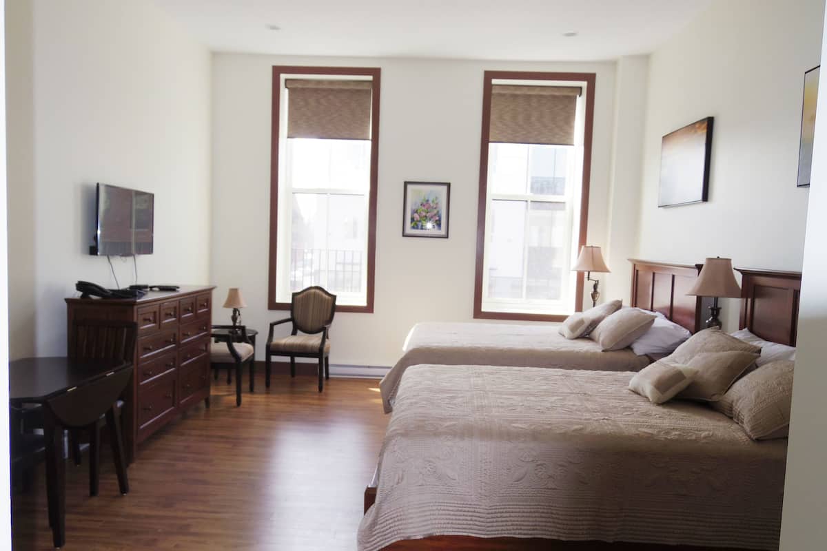 Verdunkelungsvorhänge, schallisolierte Zimmer, Bügeleisen/Bügelbrett