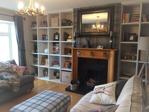 Televisio, takka, kirjoja