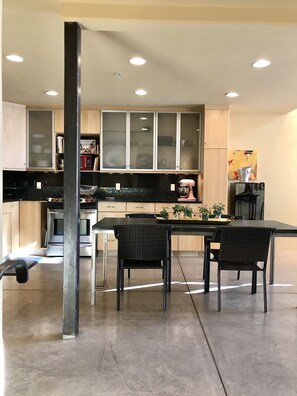 Jääkaappi, mikroaaltouuni, uuni, liesi