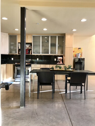 A PRIVATE LOFT IN A GREAT WALKABLE URBAN LOCATION