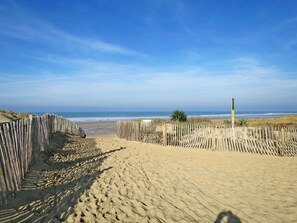 A sandy beach with wooden fences and a clear view of the ocean. - Stunning private villa for 8 guests with private pool, WIFI, TV, terrace and pets allowed (Montalivet-les-bains)