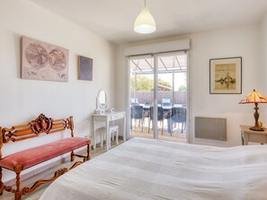 4 bedrooms, travel crib, free WiFi, bed sheets