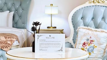 高級寢具、迷你吧、房內夾萬、書桌