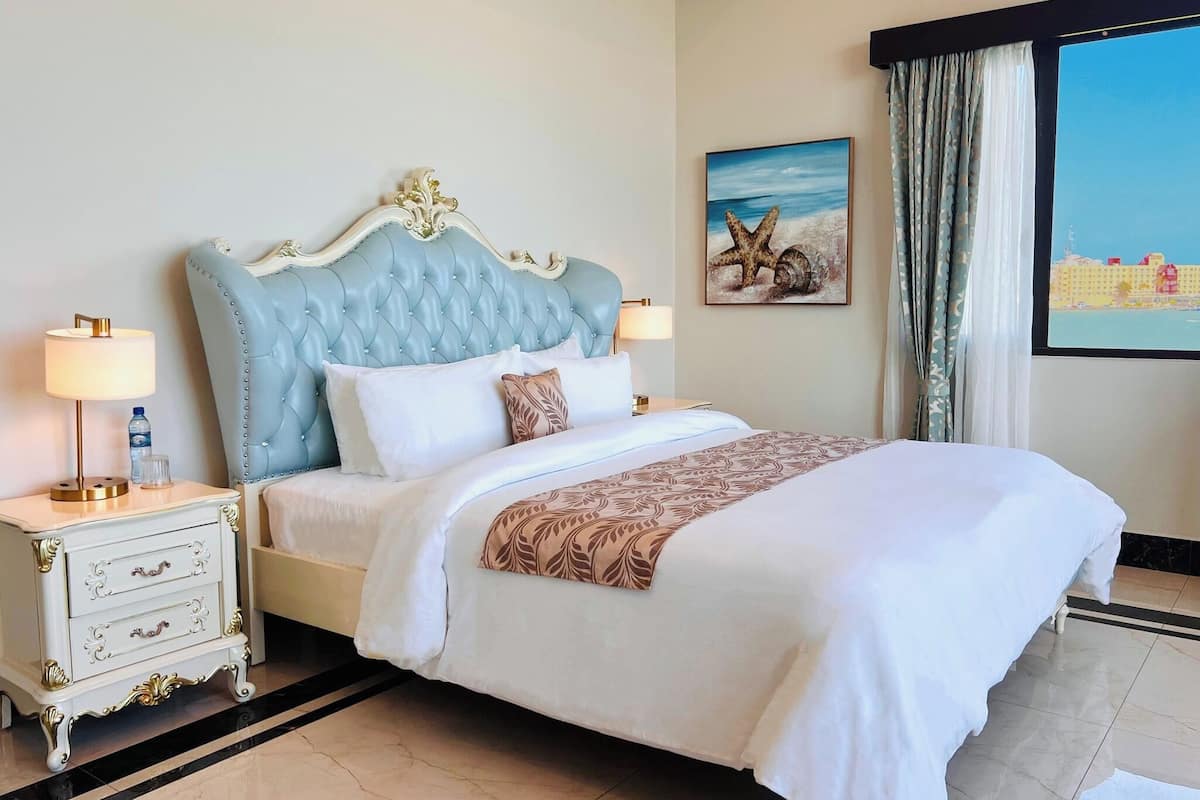 Premium bedding, in-room safe, laptop workspace, iron/ironing board