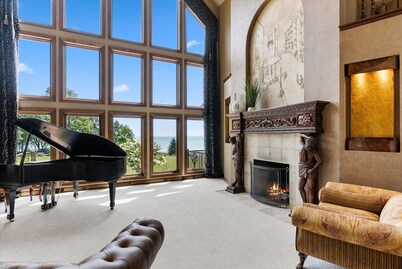 Entire mansion with indoor pool! Perfect for hosting groups. On Lake Michigan