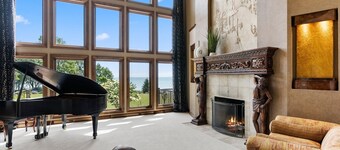 Entire mansion with indoor pool! Perfect for hosting groups. On Lake Michigan