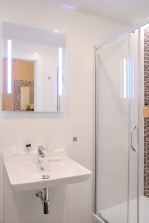 Shower, hair dryer, towels, soap - Charming river apartment, Castle view, Breakfast incl. (Praha 5)