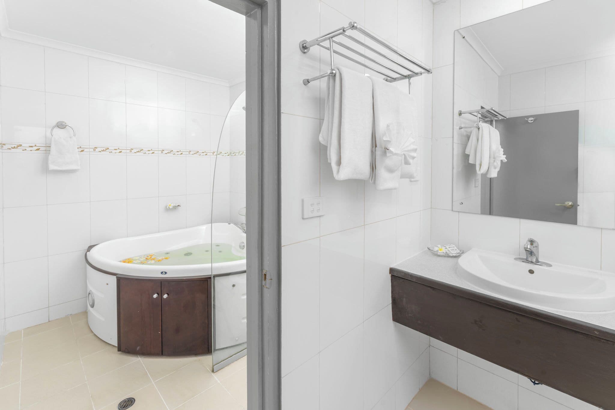 deluxe triple room | bathroom | free toiletries, towels