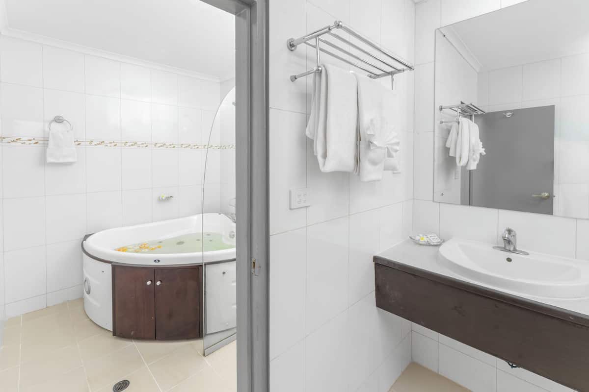 deluxe triple room | bathroom | free toiletries, towels