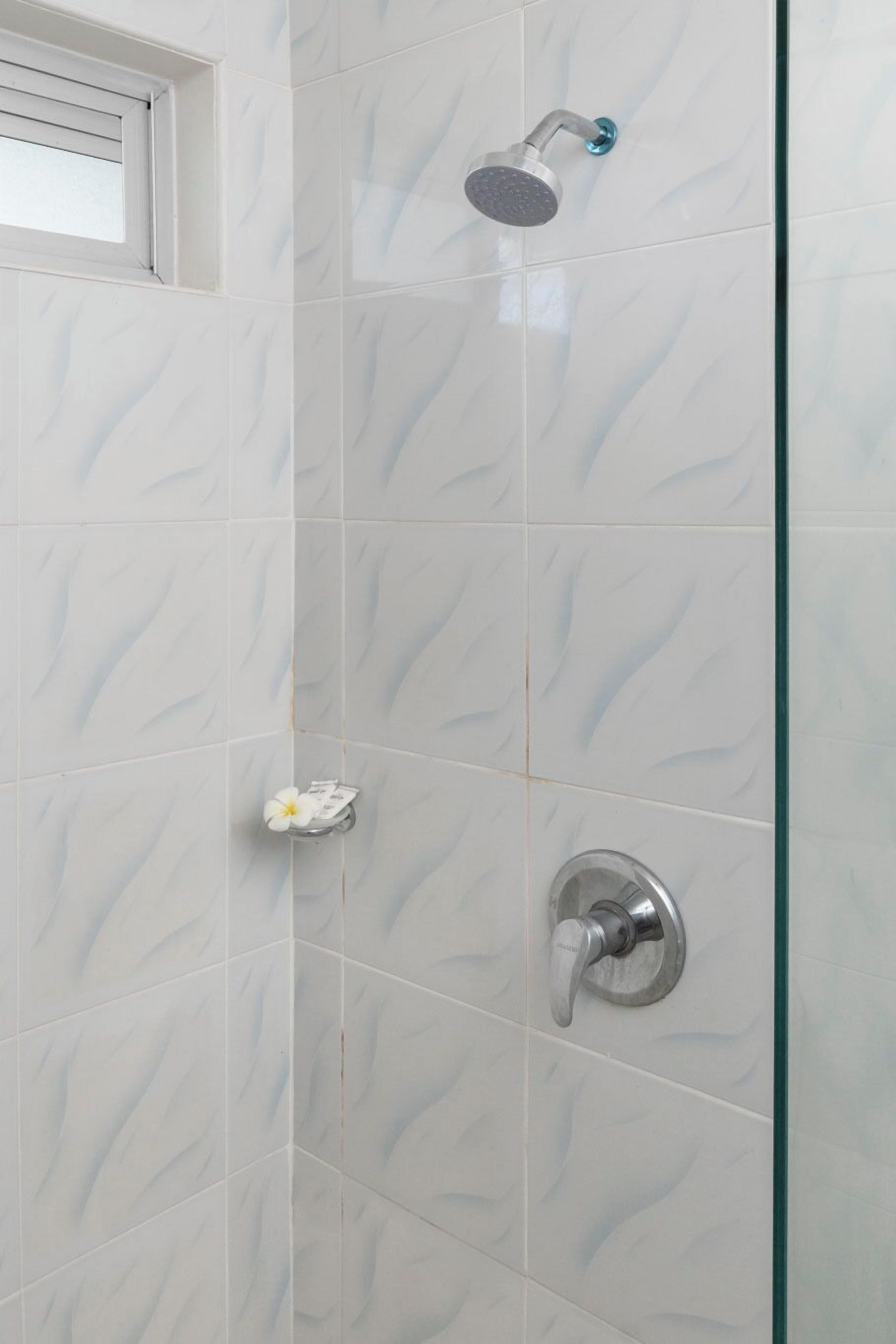 free toiletries, towels