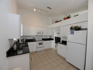 House | Private kitchen | Coffee/tea maker, cookware/dishes/utensils, dining tables - Florida Holiday Villa (Clermont)