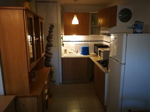 冷蔵庫、電子レンジ、オーブン、コンロ