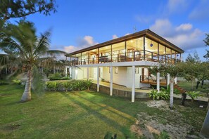 Front of property - evening/night - Villa Senang Masari (Port Vila)