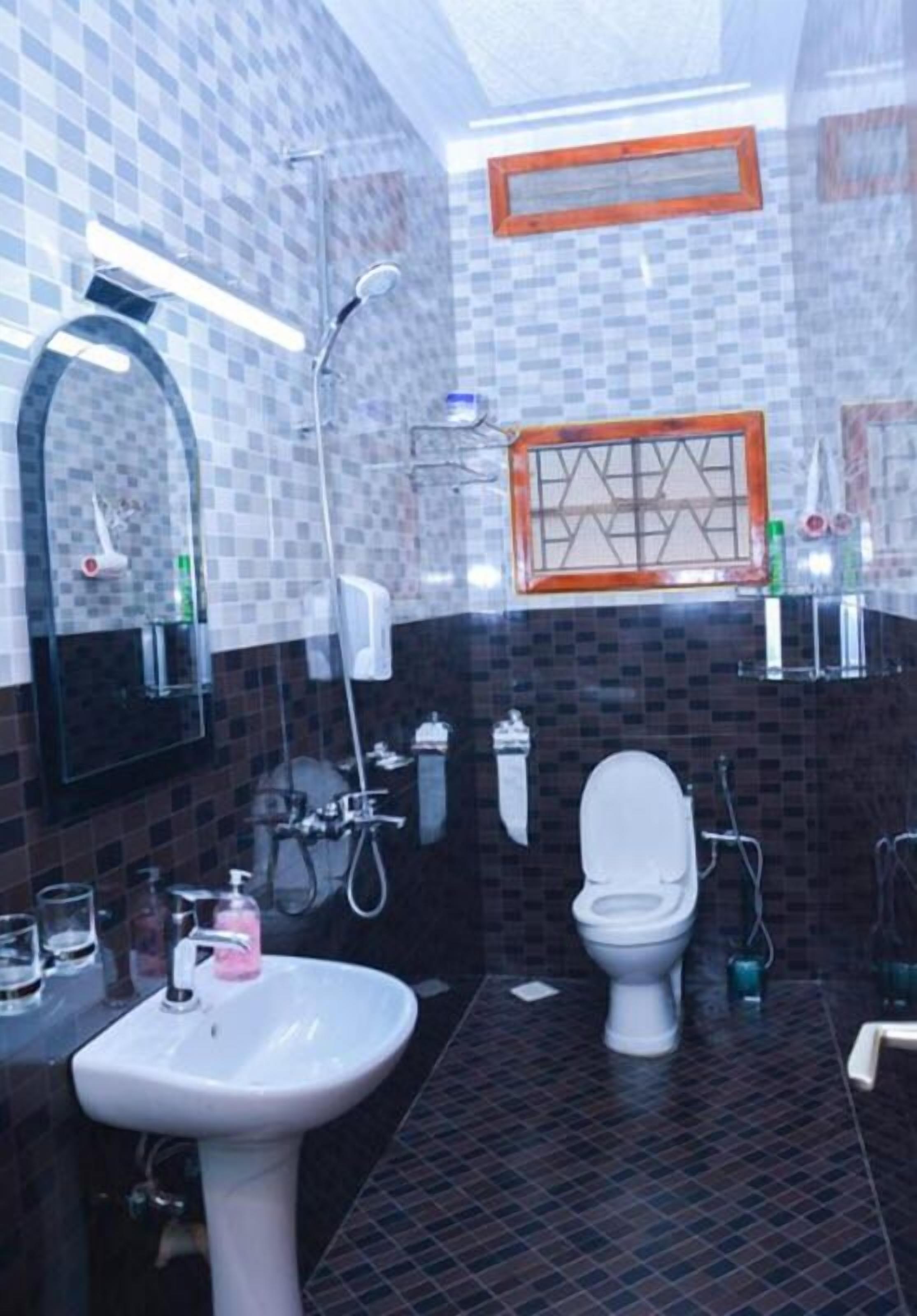 Un baño con inodoro, lavamanos y ducha.