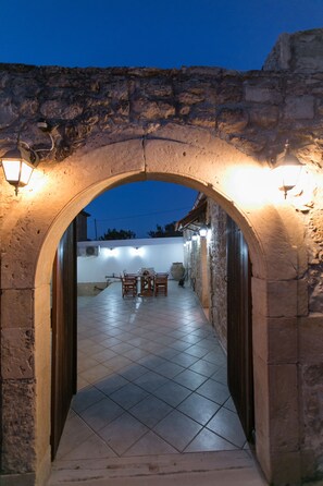 Vista frontal de la propiedad por la tarde o noche