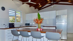 Villa de lujo | Cocina privada | Cafetera de espresso, refrigerador con congelador, microondas y horno 