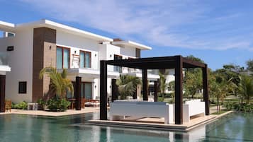 Vila luxo, 2 quartos, banheira de imersão, ao lado da piscina | Área de estar | TV de tela plana 55 polegadas com canais digitais, TV