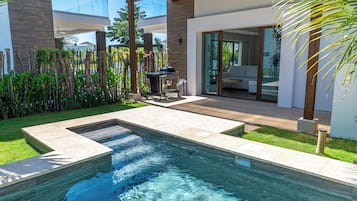 Classic Villa, 2 Bedrooms, Jetted Tub, Corner | Private spa tub