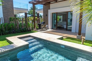 Classic Villa, 2 Bedrooms, Jetted Tub, Corner | Private spa tub