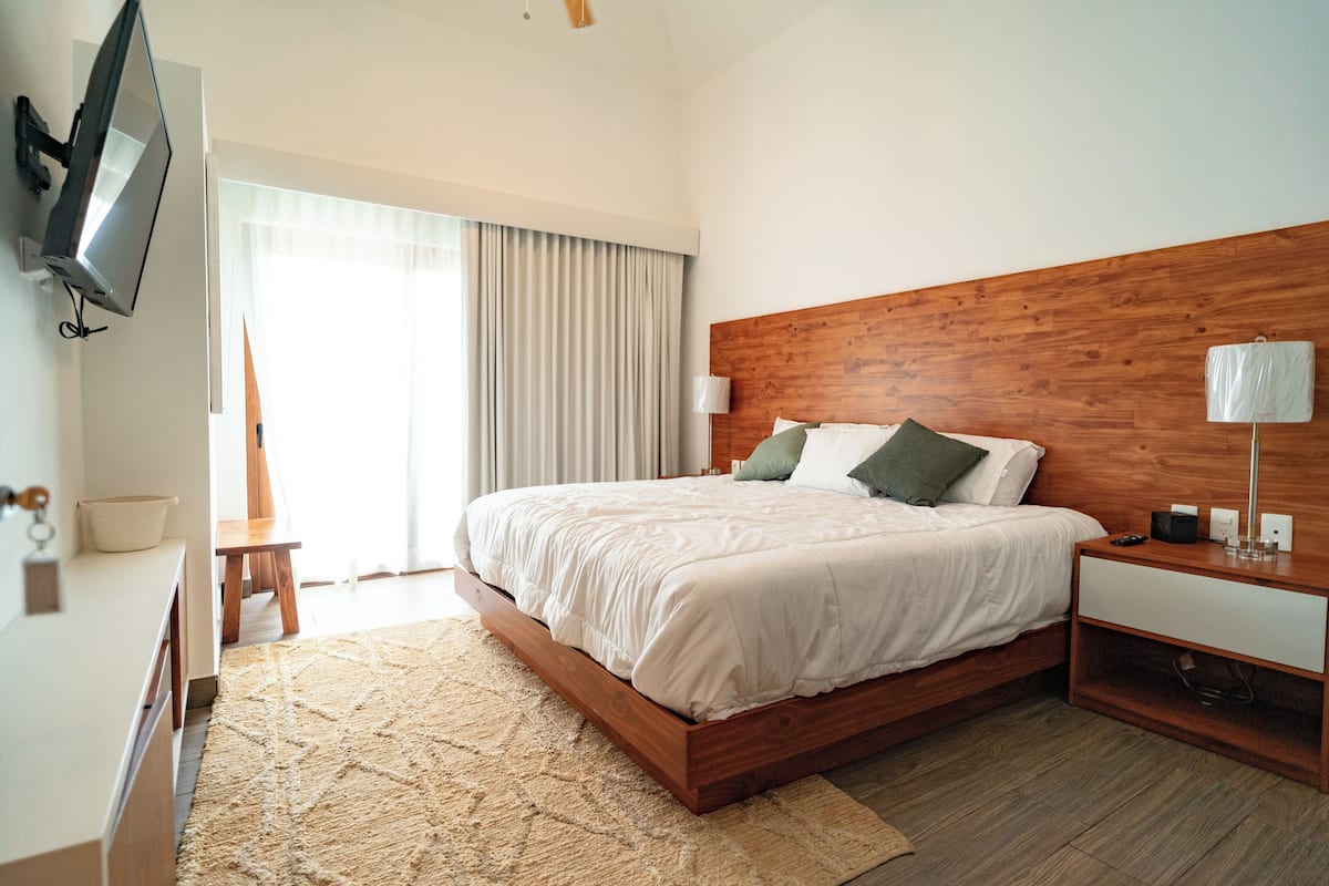 2 bedrooms, down comforters, in-room safe, individually decorated