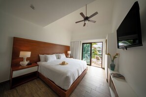 Cubrecamas y caja de seguridad en la habitación 