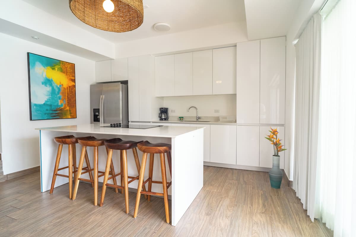 full-sized fridge, microwave, stovetop, coffee/tea maker