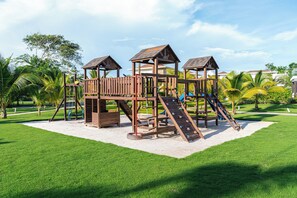 Área de juegos infantiles al aire libre