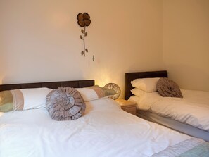 2 bedrooms, free WiFi, bed sheets - 2 bedroom accommodation in Walton, near Kington (Walton, near Kington)