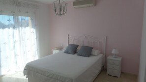 3 bedrooms, travel cot, free WiFi, bed sheets - QUIET HOUSE WITH GOLF in Mijas Costa 6 people, 3 bedrooms (Mijas)