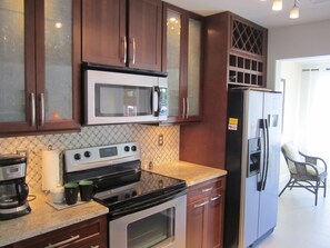 冷蔵庫、電子レンジ、オーブン、コンロ