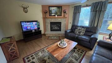 Una televisión, una chimenea, un futbolín