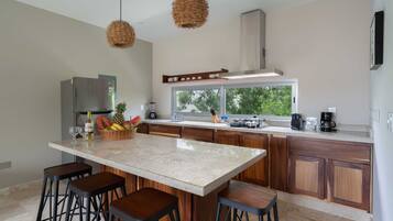 Familieleilighet, 2 soverom, balkong, hageutsikt | Eget kjøkken | Kjøleskap, kokeplater, espressomaskin og kaffetrakter/tekoker