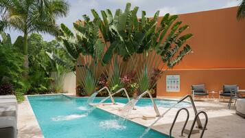 Utendørsbasseng og solsenger