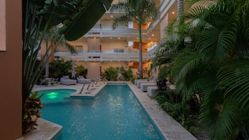 Utendørsbasseng og solsenger